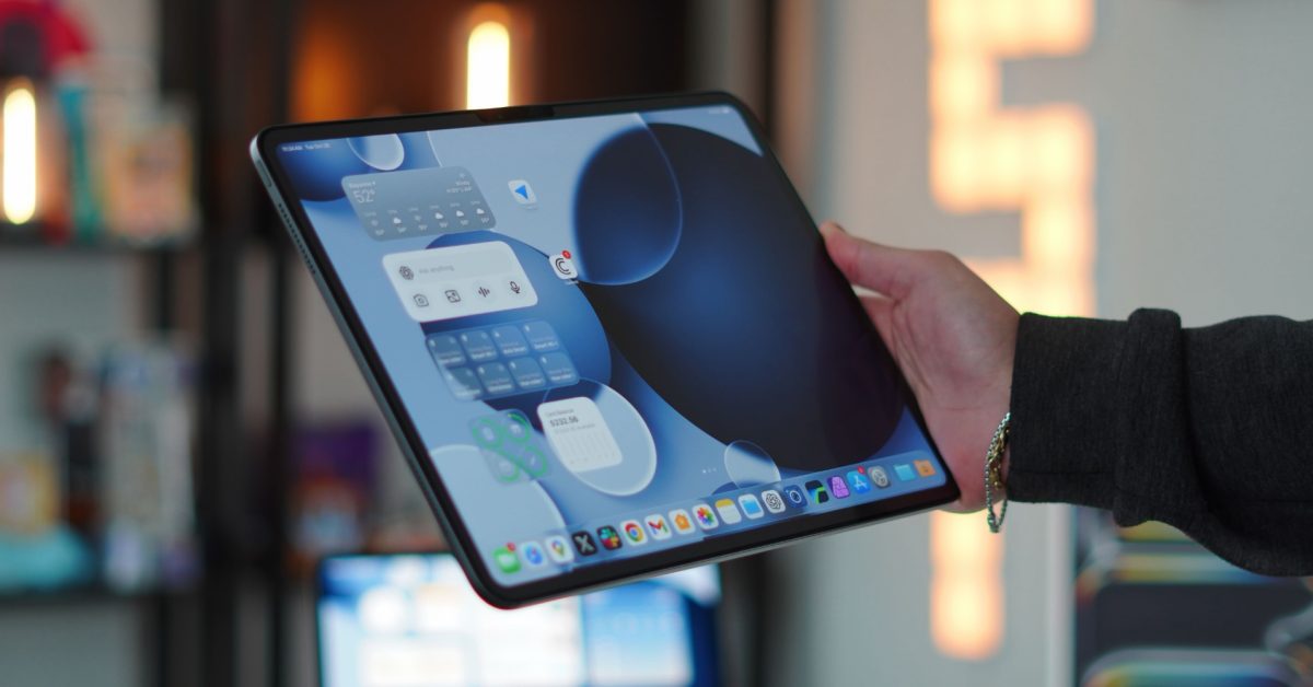 iPad vedle skládacího iPhonu a dotykového MacBooku
