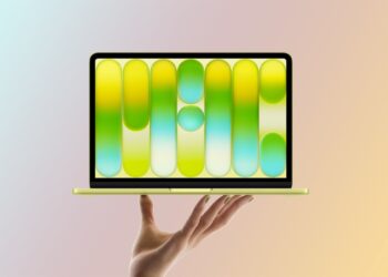 MacBook Neo na stole s náznakem zdražení základní verze