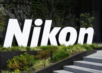 Fotoaparát Nikon Z na stole vedle objektivu