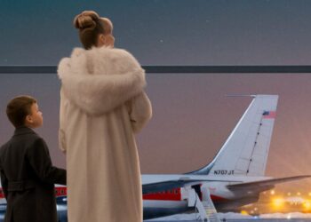 John Travolta u filmu Propeller One-Way Night Coach na Apple TV