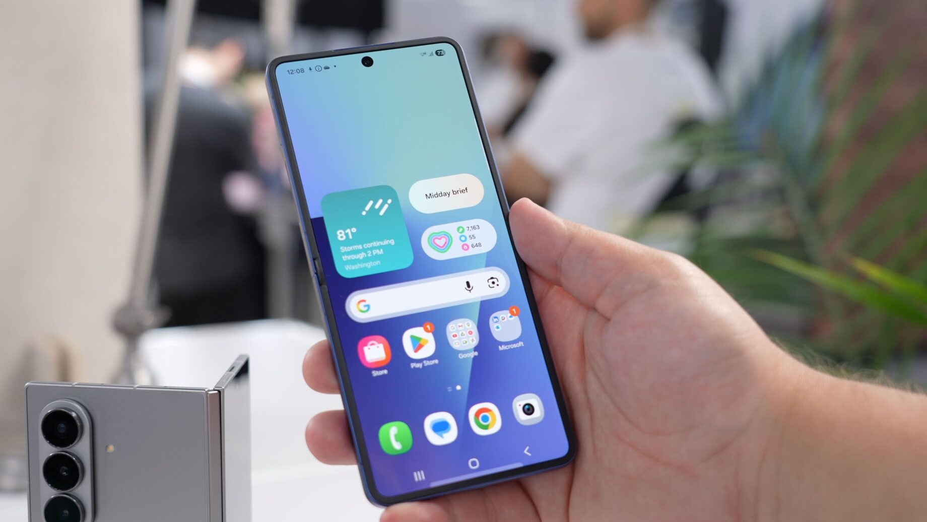 iPhone a Android telefony v porovnání launch strategie