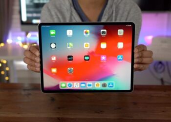 Starší iPad na stole vedle nového systému iPadOS