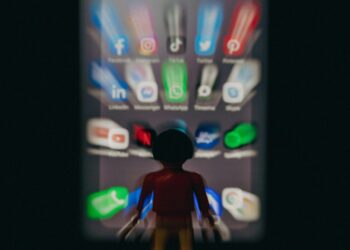 Mobil s otevřeným TikTokem a obsahem generovaným AI