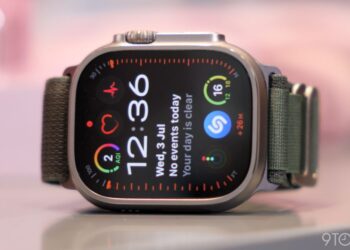 Apple Watch s aplikací YouTube Music a náznakem offline stahování