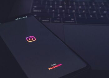 Ikona Instagramu a upozornění na bezpečnost účtu