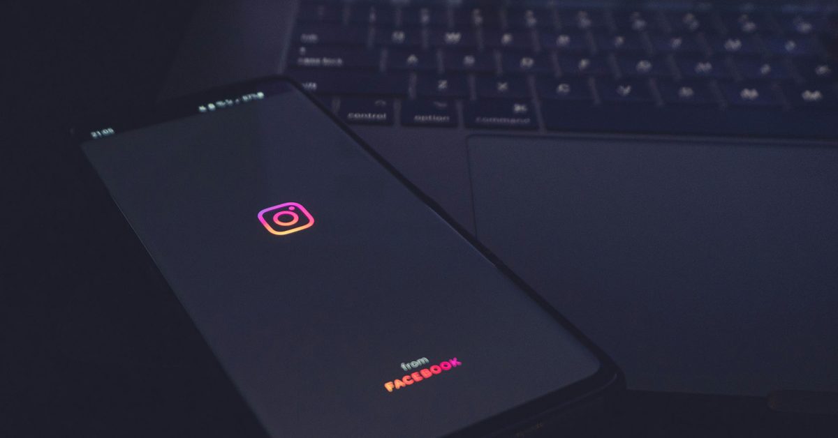Ikona Instagramu a upozornění na bezpečnost účtu