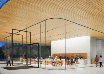 Nový WWDC merch v Apple Park Visitor Center