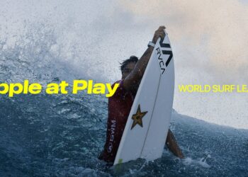 Surfař používá Apple Watch během závodu World Surf League