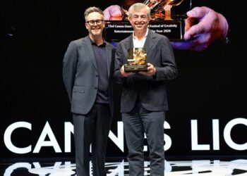 Eddy Cue přebírá ocenění v Cannes Lions