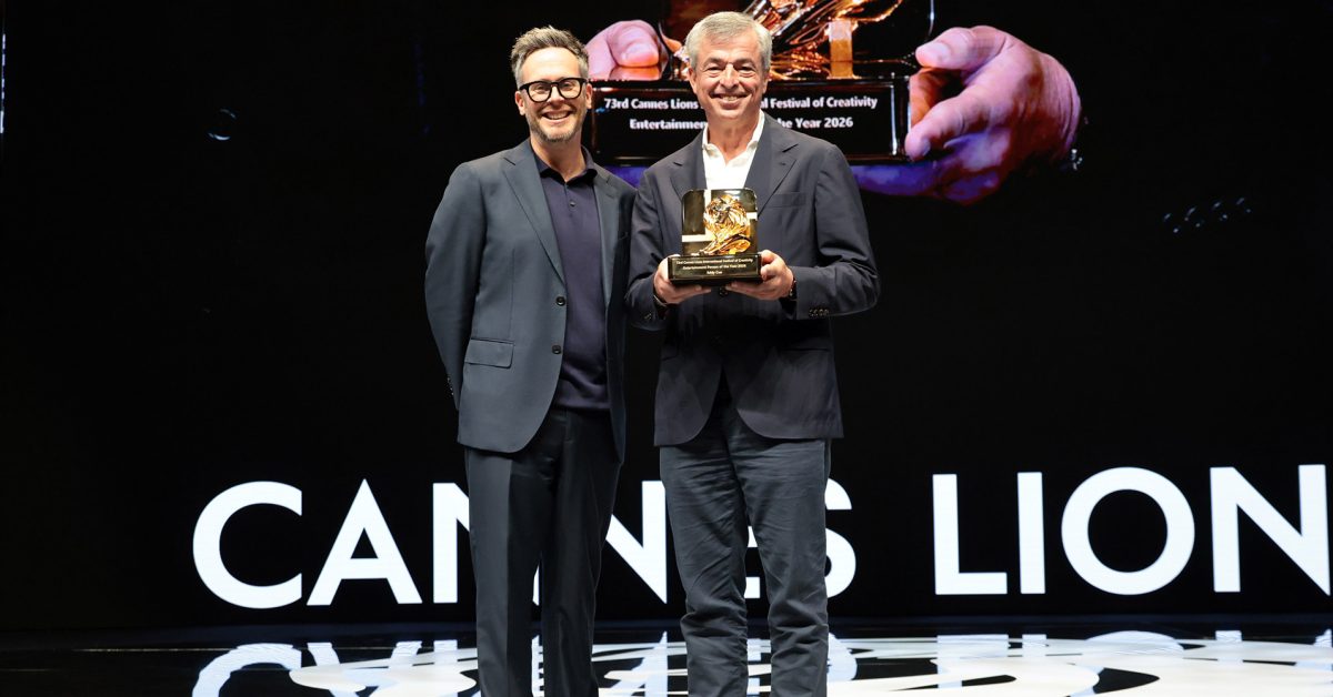 Eddy Cue přebírá ocenění v Cannes Lions