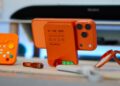 Cosmic Orange iPhone 17 Pro s oranžovým příslušenstvím