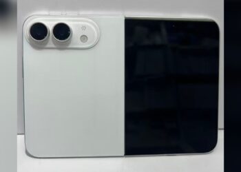 Maketa skládacího iPhonu s bílým designem