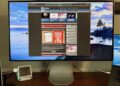 LG UltraFine 6K monitor vedle Macu