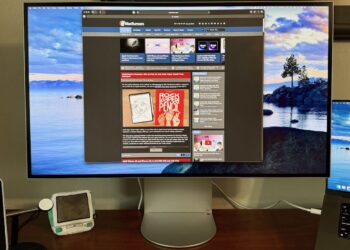 LG UltraFine 6K monitor vedle Macu