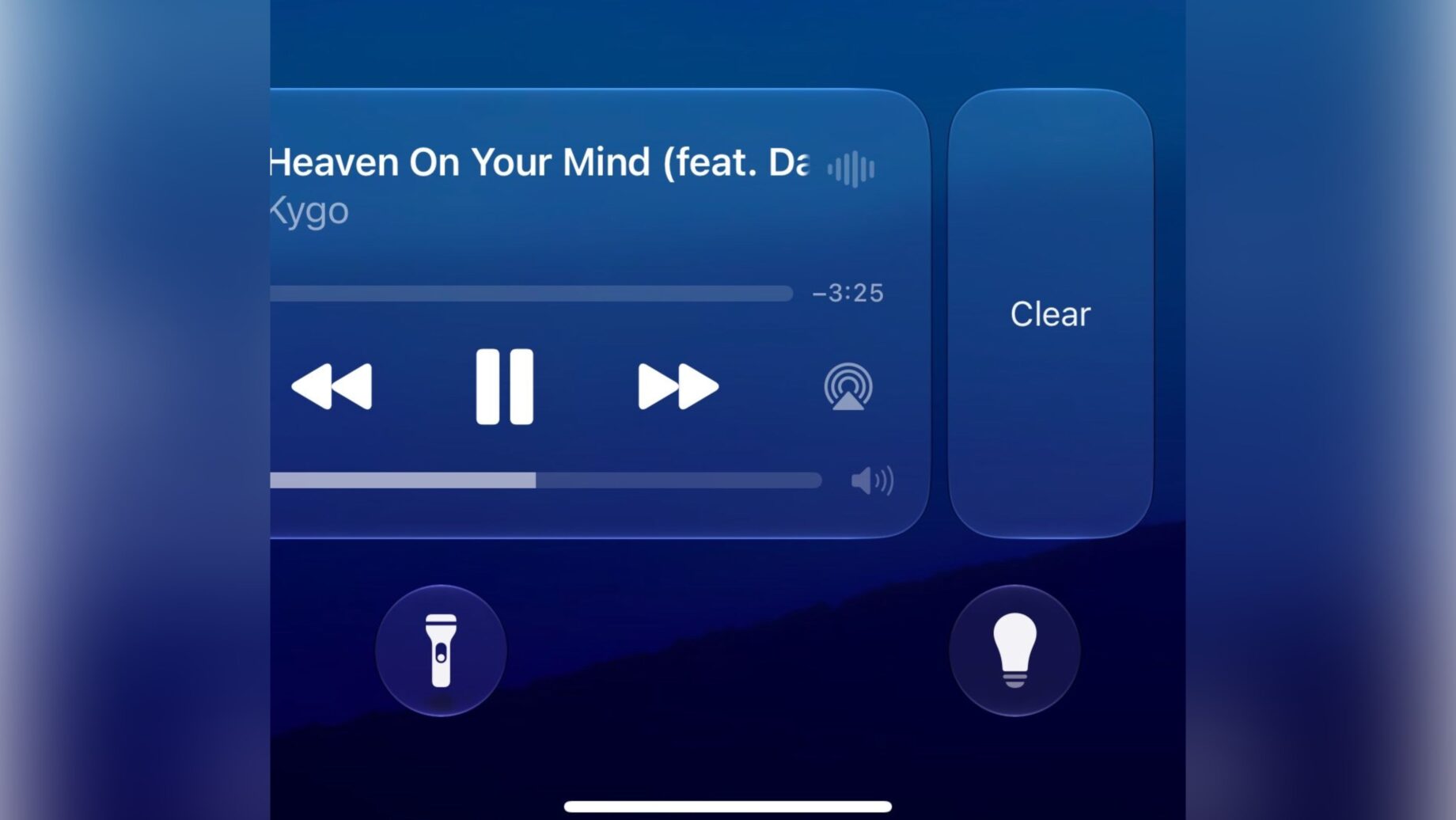 iPhone se zamčenou obrazovkou a widgetem Now Playing