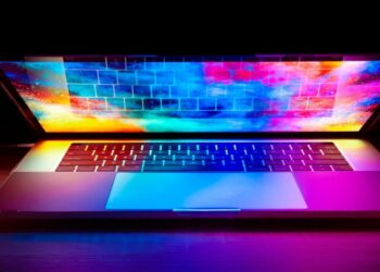 MacBook Pro s OLED displejem na stole