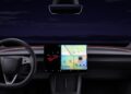 Logo CarPlay v interiéru auta s podporou Tesly