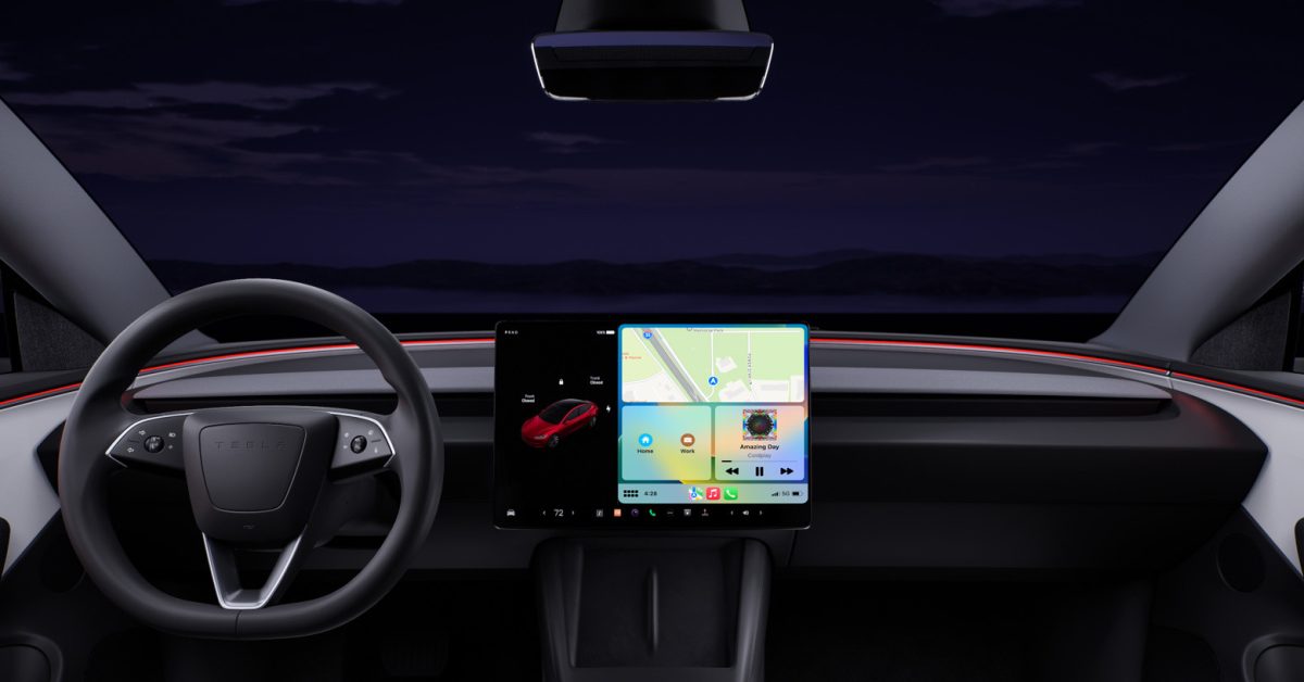 Logo CarPlay v interiéru auta s podporou Tesly