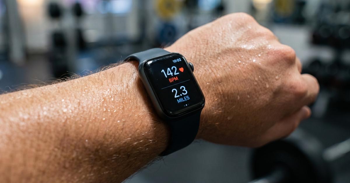 Apple Watch na zápěstí vedle baterie a evropských pravidel