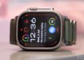 Apple Watch na zápěstí s důrazem na bateriová pravidla v EU