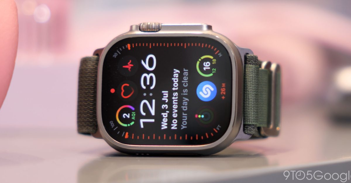 Apple Watch na zápěstí s důrazem na bateriová pravidla v EU