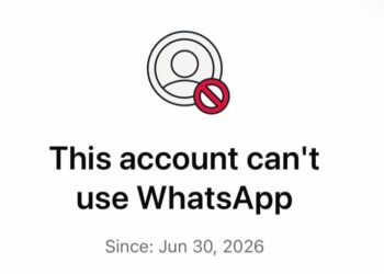 WhatsApp na displeji telefonu s upozorněním na zablokovaný účet