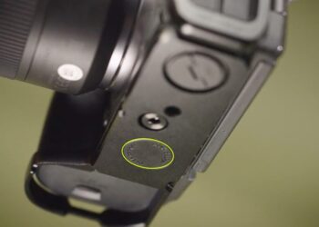 Nenápadně schovaný AirTag u fotoaparátu