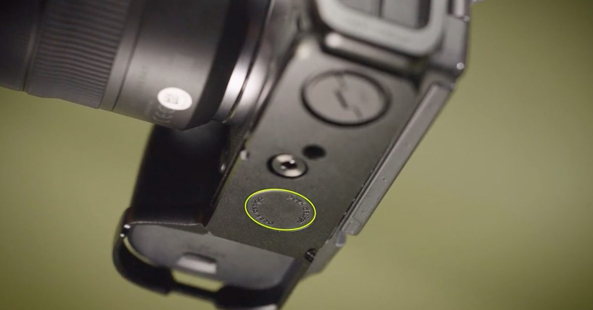 Nenápadně schovaný AirTag u fotoaparátu