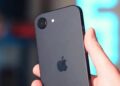 iPhone vedle cenovky a paměťových čipů