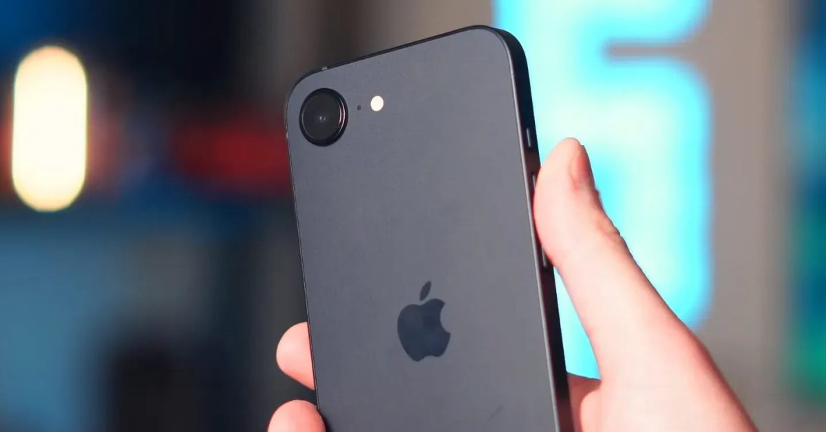 iPhone vedle cenovky a paměťových čipů