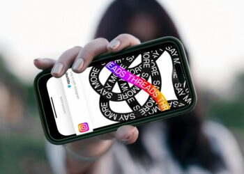 Dítě s telefonem a ikonami sociálních sítí