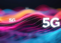 Telefon připojený k mmWave 5G síti ve městě