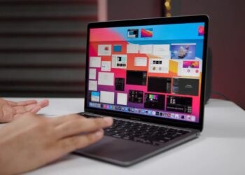 M1 MacBook Air na stole jako dlouhověký notebook