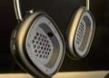 Sluchátka AirPods Max na stole s důrazem na problém kondenzace