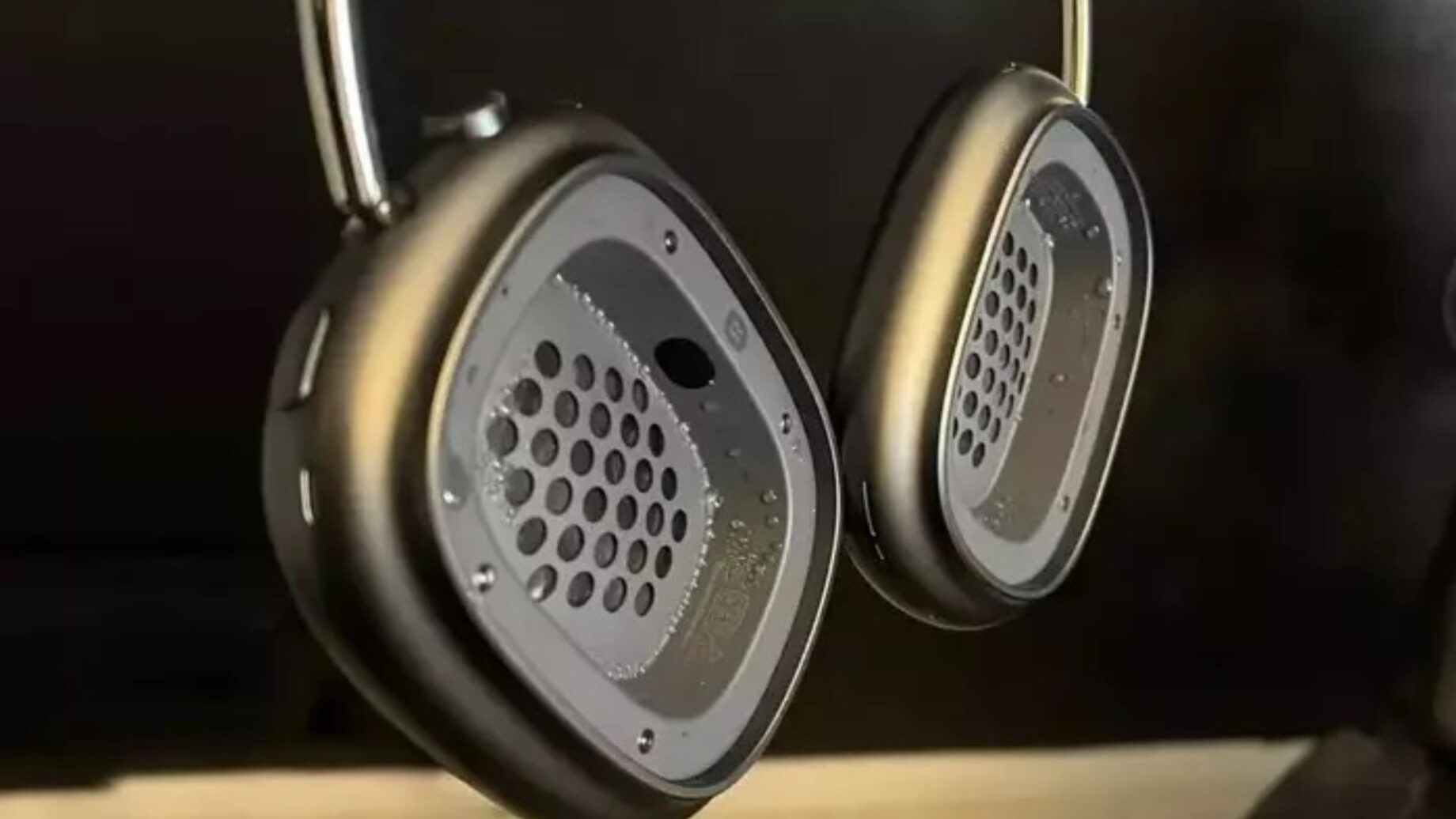 Sluchátka AirPods Max na stole s důrazem na problém kondenzace