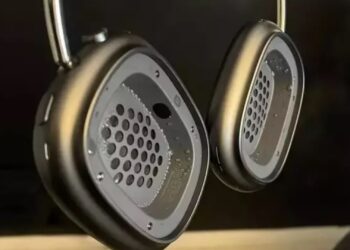 Sluchátka AirPods Max na stole s důrazem na problém kondenzace