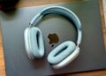 Sluchátka AirPods Max na stole