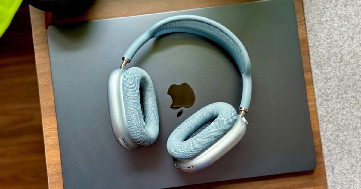Sluchátka AirPods Max na stole