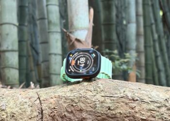 Apple Watch na zápěstí s měřením času na denním světle