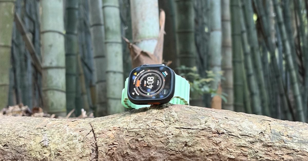 Apple Watch na zápěstí s měřením času na denním světle