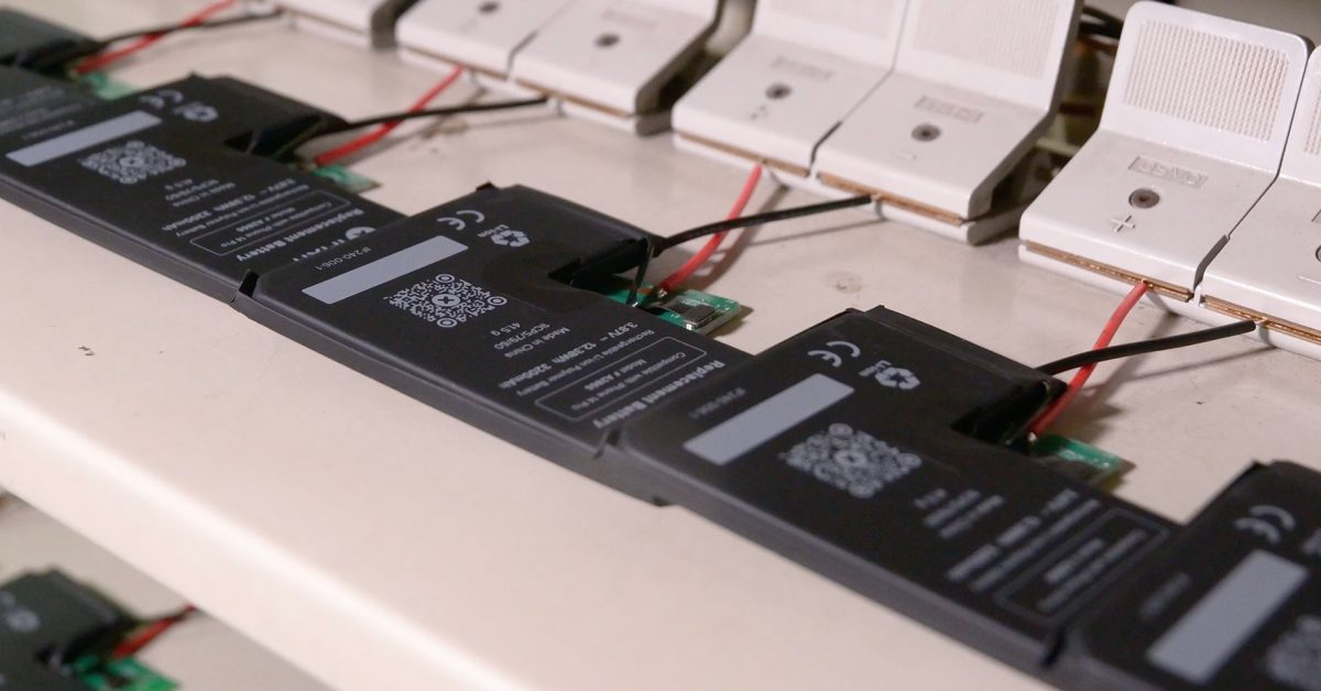 iPhone baterie při výrobě a testování