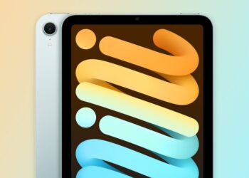 iPad mini s OLED displejem na stole