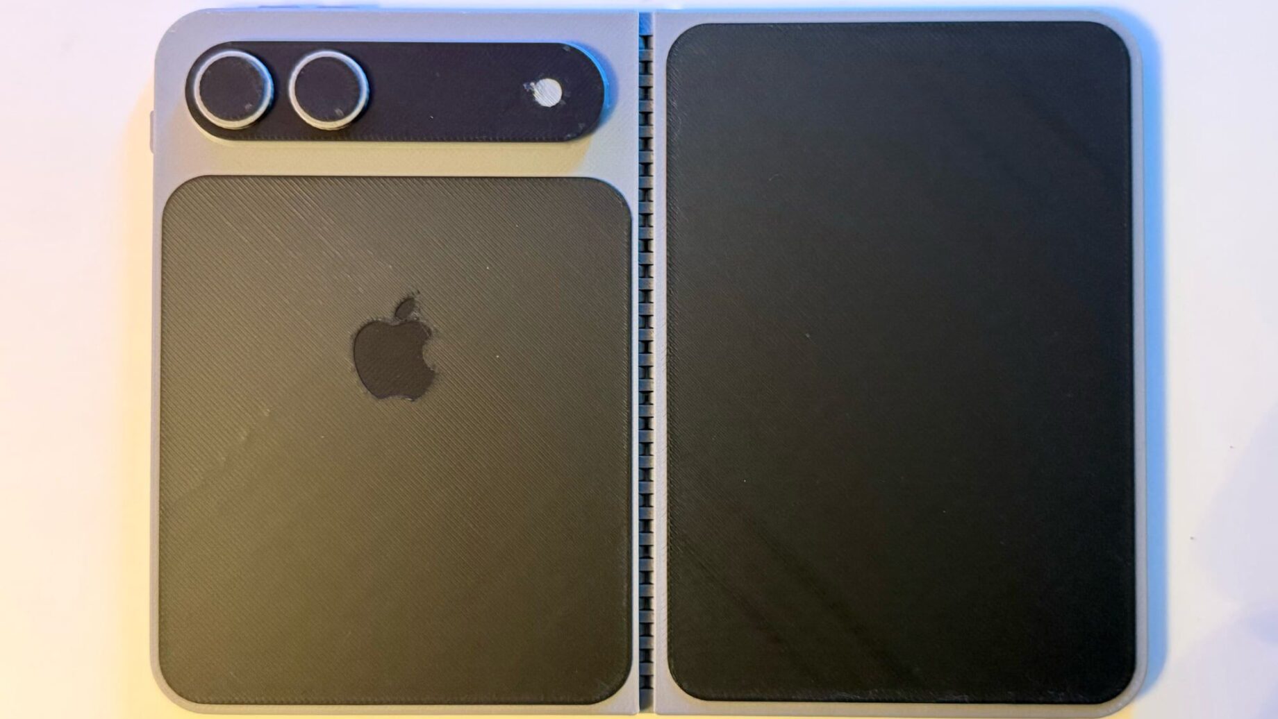 Skládací iPhone s údajnou baterií 4 883 mAh