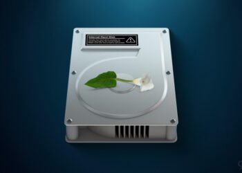 Externí disk připojený k Macu s upozorněním na macOS 28