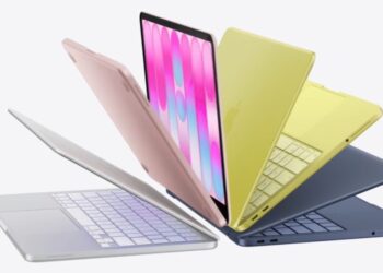 MacBook na stole vedle grafu růstu dodávek Maců