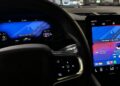 CarPlay na displeji auta s widgety a režimem iOS 26