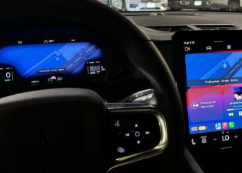 CarPlay na displeji auta s widgety a režimem iOS 26
