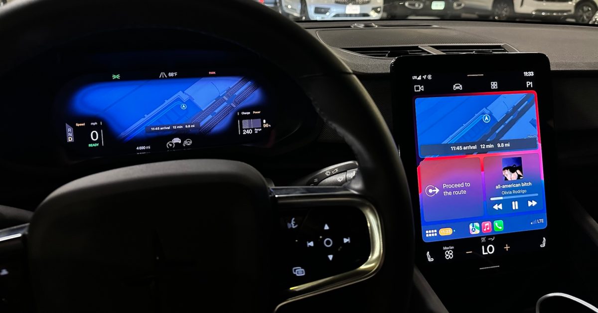 CarPlay na displeji auta s widgety a režimem iOS 26