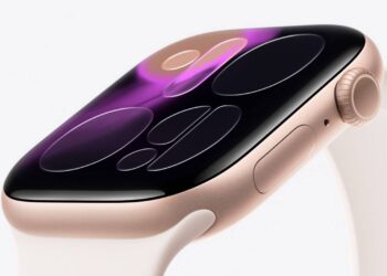 Apple Watch na zápěstí s důrazem na AI funkce