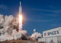 Prototyp AI zařízení od SpaceX inspirovaný telefonem